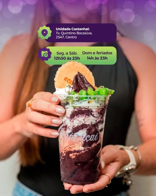 Copo de açaí na mão, com o endereço e o horário da unidade Castanhal